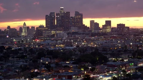 4K Time lapse of the downtown Los Angeles skyline during a partly cloudy sunset 스톡 동영상 73095455