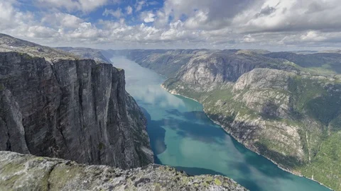 4K Time-lapse of Dramatic Cliffs of the Norwegian Fjord Near Kjerag Vídeo Stock 101016589