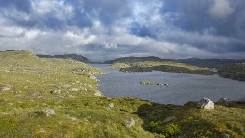 4K Time-lapse of Dramatic Clouds Over a Lake in the Mountains of Norway Vídeo Stock 101032587