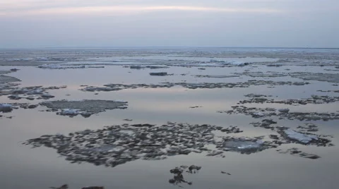 4k Time-lapse evening Ice drift on the river. In the spring the ice floats 스톡 동영상 62492410