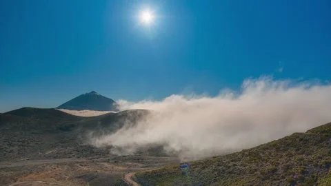 4K time-lapse of flowing sea of clouds around Mount Teide volcano, Tenerife Vidéo 333416948