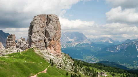 4K time lapse footage clouds moving in sky with huge picturesque rock in front Stockbeeldmateriaal 163425580