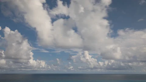 4K Time Lapse footage-the floating cloud Video stock 198555532