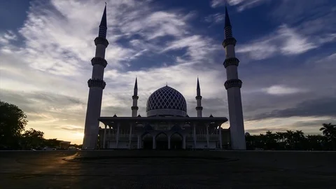 4k Time lapse footage of a sunset scene of Shah Alam Mosque Stock Footage 81096924