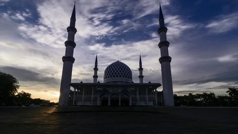 4k Time lapse footage of a sunset scene of Shah Alam Mosque Stock-Footage 81097073