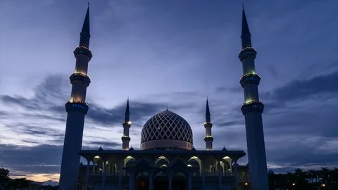 4k Time lapse footage of a sunset scene of Shah Alam Mosque reverse Stock Footage 81097898