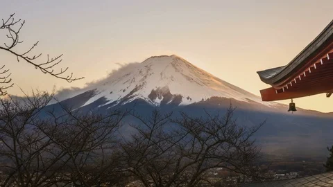 4k Time lapse of Fuji mountain and Chureito pagoda during sunrise. Stock Footage 102856949