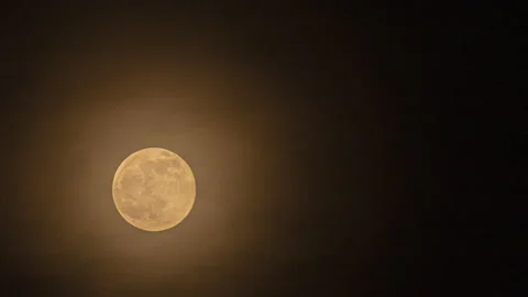 4K time lapse of a full moon rising through light cloud Stock Footage 181558912