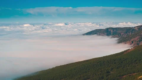 4K time-lapse of green hills emerging from vast sea of clouds 動画素材 332932460
