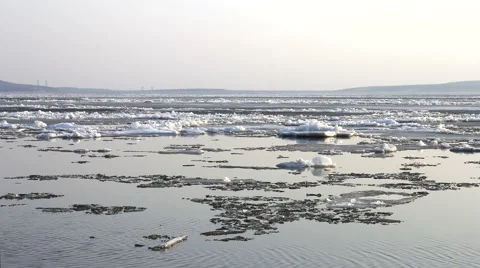 4k Time-lapse Ice drift on the river. In the spring the ice floats on the river Vidéo 62491562