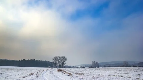 (4k) Time-lapse landscape of winter snowy field under cloudy sky. Calm weather i Stock Footage 71425227