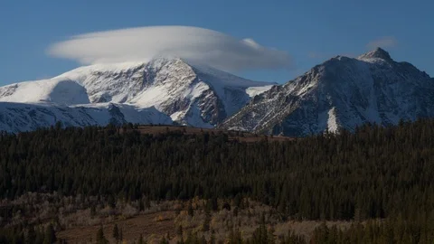 4K Time lapse of lenticular clouds on snowy peaks in the Sierra Nevada mountains Video stock 107619242