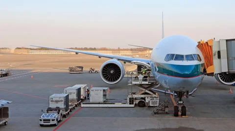 4K Time Lapse Load And Unload Cargo To Airplane Vídeo Stock 52921609