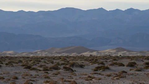 4K Time lapse long shot of the Mesquite sand dunes in a cloudy Death Valley 스톡 동영상 260652277