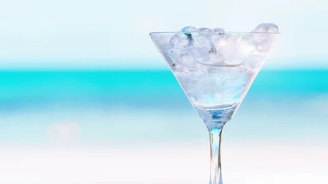 4k Time lapse of melting ice cubes in a glass in beach bar Video stock 74986624