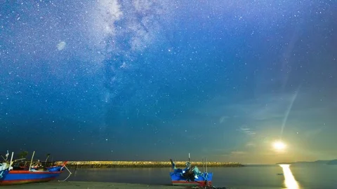 4K time lapse milky way and moon setting by the shore Video stock 103986985