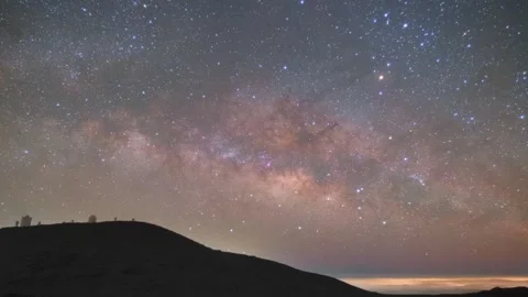 4K time-lapse of Milky Way rising over Teide Observatory telescopes, Tenerife Vidéo 333416983