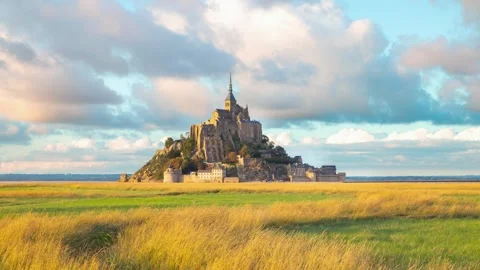 4K time lapse-Mont Saint-Michel with yellow grass in foreground 스톡 동영상 251911477