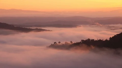 4K Time lapse of Mountains and clouds at Pha Nong in morning Stock-Footage 122818915