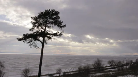 4k Time-lapse movement of clouds at sunset over the icy river Vidéo 62489618