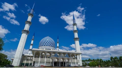 4K Time lapse moving clouds over Sultan Salahuddin Abdul Aziz Mosque. Stock Footage 125183166