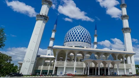 4K Time lapse moving clouds over Sultan Salahuddin Abdul Aziz Mosque. Zoom In. Stock Footage 125183167