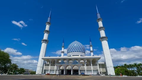 4K Time lapse moving clouds over Sultan Salahuddin Abdul Aziz Mosque. Stock Footage 125197969
