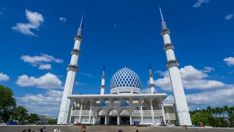 4K Time lapse moving clouds over Sultan Salahuddin Abdul Aziz Mosque. Zoom In. Stock Footage 125198074