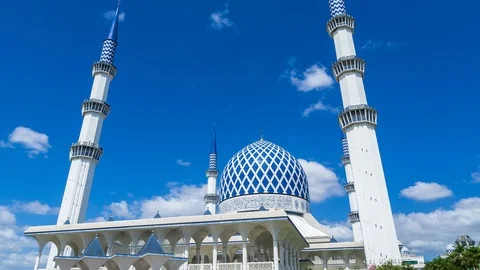 4K Time lapse moving clouds over Sultan Salahuddin Abdul Aziz Mosque. Zoom In. Stock Footage 125198252