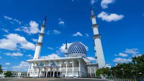 4K Time lapse moving clouds over Sultan Salahuddin Abdul Aziz Mosque. Stock Footage 125198262