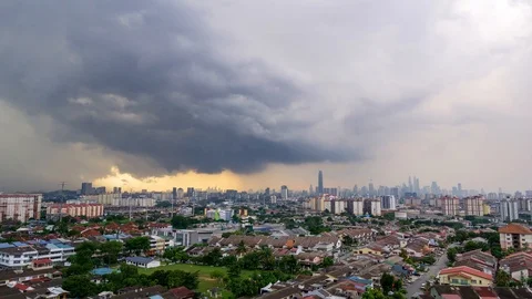 4K Time lapse of moving  stormy monsoon clouds  over downtown Kuala Lumpur 스톡 동영상 105917071