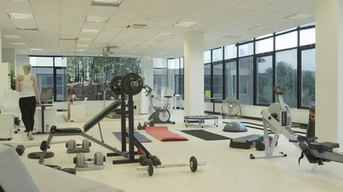 4K Time lapse multiracial group fitness instructors &amp; clients working out at gym Video stock 75846802