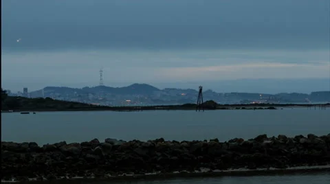 4k Time lapse of night falling on N. San Francisco on an overcast day Stock Footage 42603688