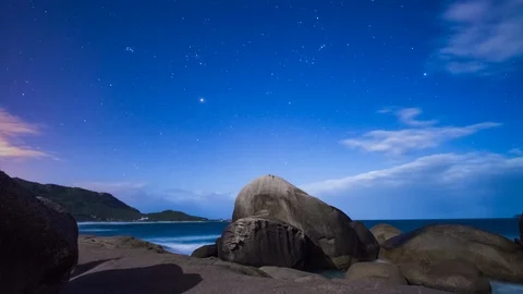 4K Time lapse of night at the shore with stars and clouds Stock Footage 89499175