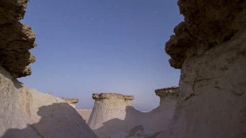 4K Time lapse of night sky moon lid fossil rock dune in Abu Dhabi. Stock Footage 219258703