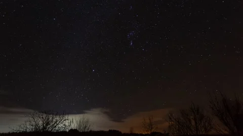 4K time lapse of Orion constellation, movement of Milky way with clouds Video stock 134598918