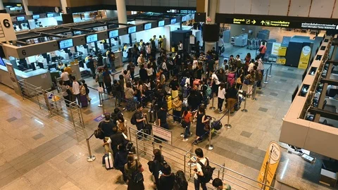 4K Time lapse of passenger waiting in the queue for checking Stock Footage 99672343