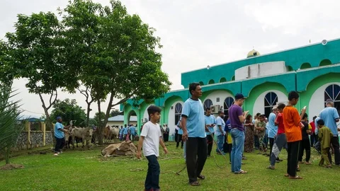4K Time lapse of people performing Qurban during Eid-Adha Stock Footage 89187164