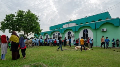 4K Time lapse of people performing Qurban during Eid-Adha Stock Footage 89187989