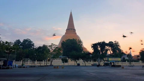 4K time lapse of Phra Pathom Chedi golden pagoda in morning. Stock Footage 84546748