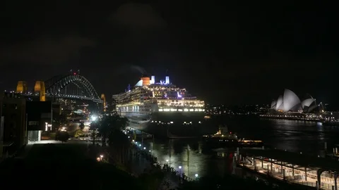 4K Time lapse of Queen Mary II Cruise Ship leaving Sydney Harbour Видео 94449261