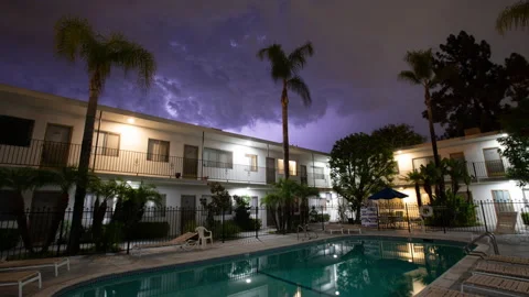 4K Time lapse of rare lightning over a Pasadena apartment courtyard at night 스톡 동영상 218221017