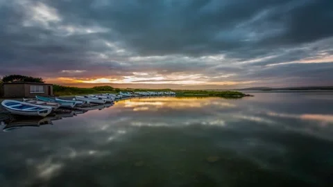4K Time lapse of Relections Over the Harray Loch in Orkney  動画素材 256099046