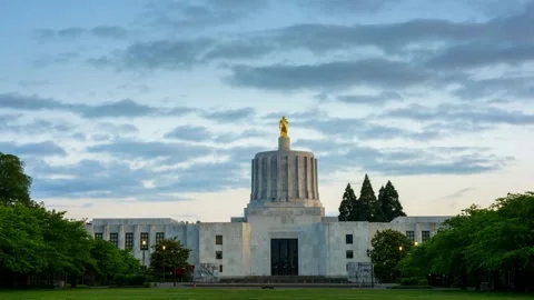 4K Time-Lapse of Salem, Oregon's State Capitol Building with Cloudy Dawn Sky Vidéo 249100269