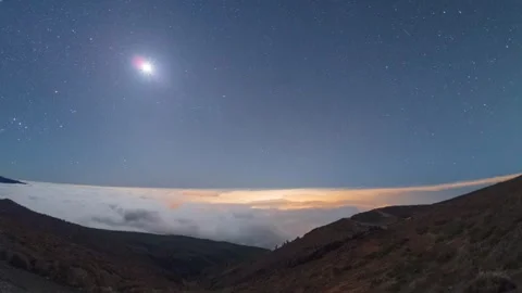 4K time-lapse of setting moon over sea of clouds in Teide National Park Stock-Footage 333417017