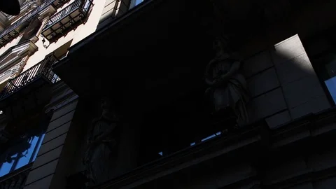 4k Time Lapse of shadows moving along a sculptures on facade Video stock 82402072