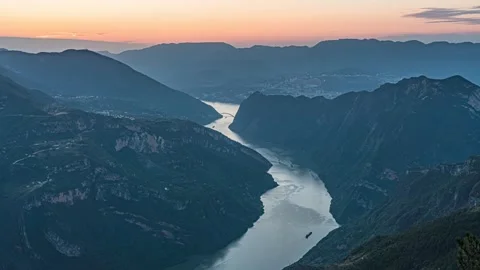 4K Time-lapse of Shipping and Sunset Scenery in Wu Gorge, Wushan, Chongqing Stock-Footage 338364468