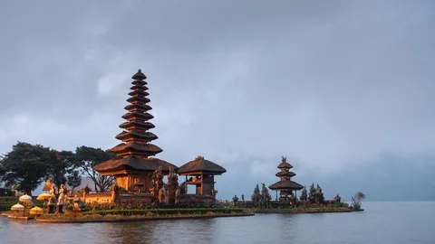 4K Time lapse shot of Ulun Danu Beratan Temple Stock Footage 108053979