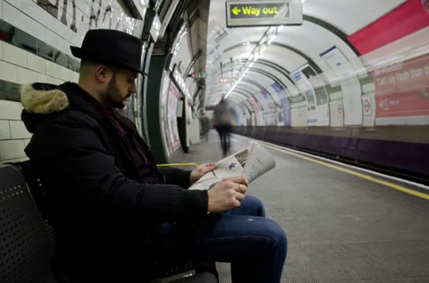 4k Time Lapse with a still man waiting for the train, underground of London Vídeo Stock 27971050