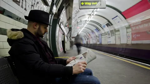 4k Time Lapse with a still man waiting for the train, underground of London Vídeo Stock 60260681